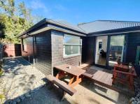 Midnight Haven BrandNew Modern spacious 3BR home Near Airport Garage Parking - Chambres d'hôtes Christchurch