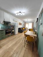 Renovated 2BR Apt near Mackenzie Beach - New Sunrise 105 - Chambres d'hôtes Larnaca