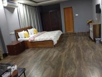 Zimmer mit Kingsize-Bett