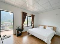 Zimmer mit Kingsize-Bett und Seeblick