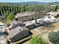Croce di Bibbiano Apartaments with Pool in front of San Gimignano - Chambres d'hôtes Poggibonsi