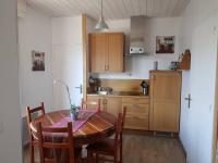 Grenoble Foch, 1bedroom apartment kitchen, unobstructed view, tram, train station, shops - B&B Grenoble