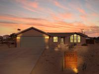 Leaning Joshua 3BR Desert Retreat - Hot Tub, Fire Pit, Stargazing Deck, Cowboy Pool - B&B Joshua Tree
