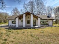 Modern Farmhouse I Quite Escape w/ Vibrant Kitchen - B&B Owasso