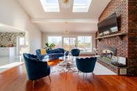 Serene Private Home, Light-Filled, Hot Tub, Deck - B&B Chester