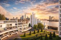 Homestay - City view private room & bathroom for women only - B&B London