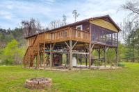 Fire Pit and Patio Creekside Cabin in Eagle Rock! - Bed and Breakfast Eagle Rock