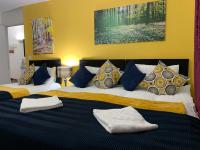 2 Bedrooms Modern Apartment, Lounge, Full Kitchen, Balcony, 5 minutes Stratford Station - Ferienwohnung London