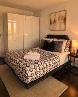 Elegant 2BR Apartment Near CN Tower with Free Parking - Chambres d’hôtes Toronto