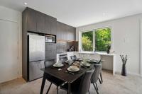 10C Level 1 - Stylish Mountain Views & Huge Deck - Chambres d’hôtes Queenstown