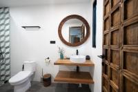 Villa Solu 3BR Med Escape Pool & Sunset Views - Chambres d'hôtes Toyapakeh