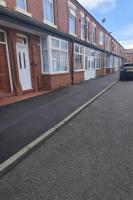 Spacious 3BR Home with Free Parking Ideal for Business & Contractor Stays Sleeps up to 6 - B&B Manchester