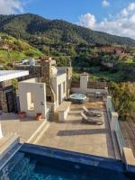 Villa Pantheon with Private Pool & Jacuzzi - B&B Pomos