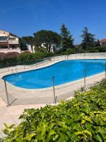 Parc Vélusine - T2 lumineux, 4 couchages, clim, terrasse, parking, 2 piscines&tennis - Chambres d'hôtes Antibes
