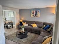Stylish Family Home, Sleeps 6, Parking and Garden - B&B Roffey