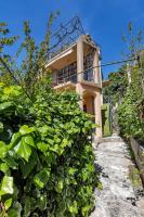 Authentic Hideaway by Riva with Free Parking - B&B Podgora