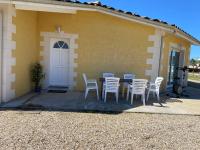 Une villa entière de 4-6 personnes avec piscine - Bed and Breakfast Le Pizou