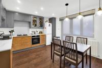 Stylish 4 Bedroom House with Canal Views - E14 - Chambres d'hôtes Londres