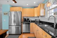 Relaxing Town Neck Home Near Beach - Bed and Breakfast Sandwich