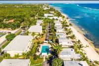 South Sound 2BR Beach Retreat with Pool & Patio - B&B George Town