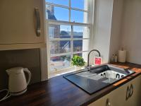 Charming Biggar High Street Retreat - 2 Bedrooms - Chambres d'hôtes Biggar