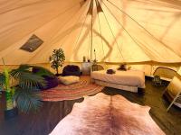 Forest Glamping Retreat with Hot Tub & Fire in Red River Gorge, Wooded with Full Bath House - B&B Stanton