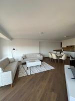 Sky Line Apartm in City Center, 3BR, Free Parking - Chambres d’hôtes Pristina