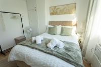 Stylish 3 Bed Home with Free parking and Sleeps 6 - B&B Manchester