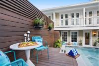 Upscale Carriage House with Pool Near River St - Chambres d'hôtes Savannah