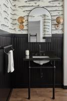 Habitación con cama extragrande y balcón