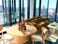 Mountain Views and Infinity Pool Overlooking City! - Bed and Breakfast Brisbane