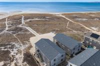 Stunning Bay Views | Beach Access - Deck - Parking - B&B Provincetown