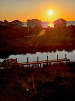High Wind Daze - 2 Bed, 2 Bath Penthouse With Incredible Sunset Views and Water Access - Bed and Breakfast Avon