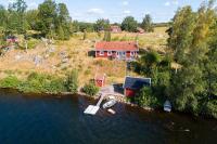 Secluded, private jetty, facing south, on the lake - B&B Kvillsfors