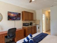 Stylish Beach Studio with Pool and Workspace Apt19 - Ferienwohnung Pompano Beach