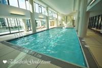 Luxury CN Tower Suites - Steps to BMO Soccer Stadium- Pool - GYM - Yoga - Chambres d’hôtes Toronto