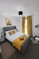 Luxe 1BR Apartment with Balcony - Free Parking - B&B Colnbrook