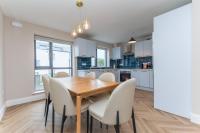 Modern 4-Bedroom Townhouse in the Heart of Barna Village - Bed and Breakfast Bearna