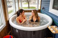 Hot Tub, Walk to Caesars, Free Parking, Sleeps 8 - B&B Windsor