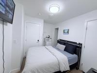 Cozy Private Room Near Calgary Airport with Parking - B&B Calgary