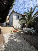Villa la désirée, Haut de la villa très lumineux, entièrement rénovée, 3 pièces, climatisé, parking privé dans 120m2 de jardin, proche plage ! - Chambres d'hôtes Antibes