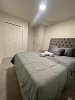 New and nice bedroom in Riverview D - B&B Edmonton