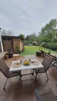 Glossy Messinian Escape - Cozy Yard Apartment - B&B Filiatrá