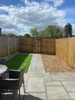 Town Centre House Sleeps 8 with parking - B&B Stafford