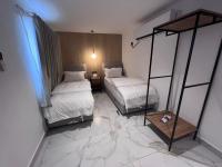 Tweepersoonskamer met 2 Aparte Bedden en Eigen Badkamer