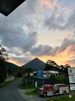 Arenal Views, Pool & 5min to Waterfall & Town - B&B La Fortuna