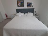 Zimmer mit Kingsize-Bett und Gartenblick. 