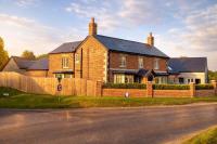 The Old Pub Unique Retreat Luxury Large Private Self Contained Cellar with Sauna Gym King Size Bed Kitchenette Dining Area Snacks Mini Bar and Optional Full Continental Breakfast Historically The Wiltshire Yeoman Pub built in the 1800s - Chambres d’hôtes Patney