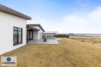 Private Room in Peaceful Villa - Near KEF Airport - Bed and Breakfast Njarðvík