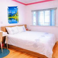 Chambre Lit Queen-Size avec Salle de Bains Commune 